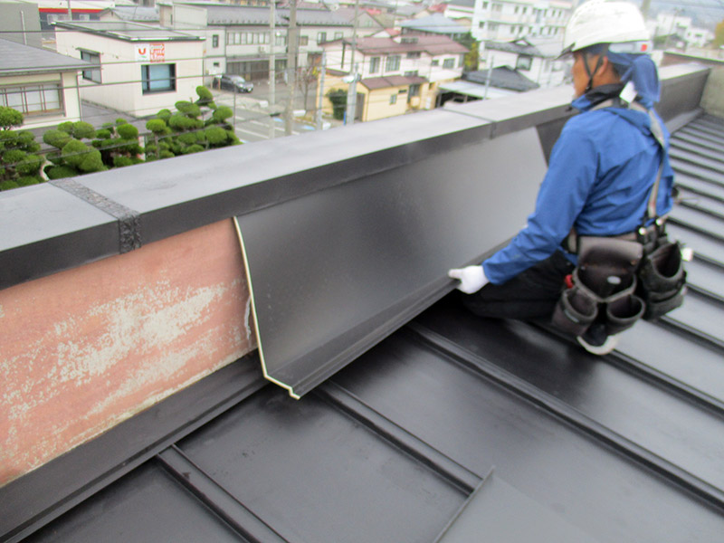 トタン貼り付け作業