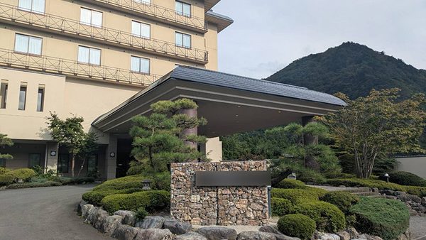 花巻市　温泉施設玄関屋根塗装工事
